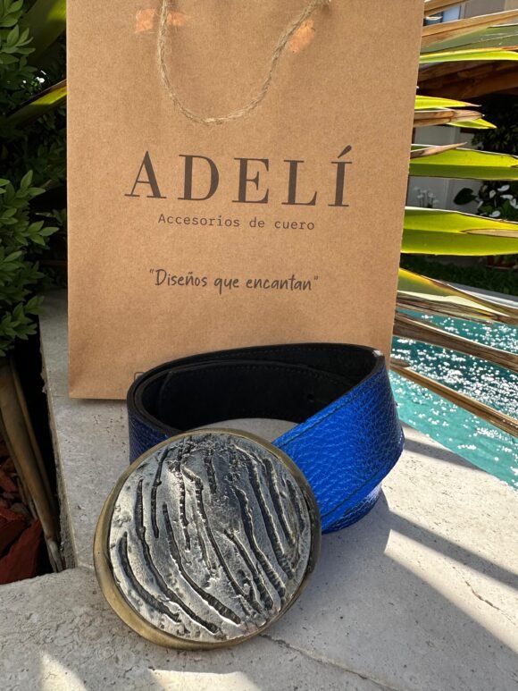 Hebilla diseño circular cuero azul