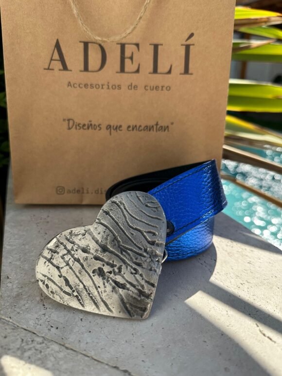 Hebilla diseño corazon cuero azul