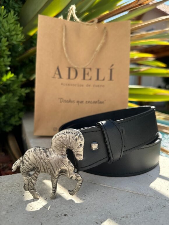 Hebilla diseño caballo cuero negro