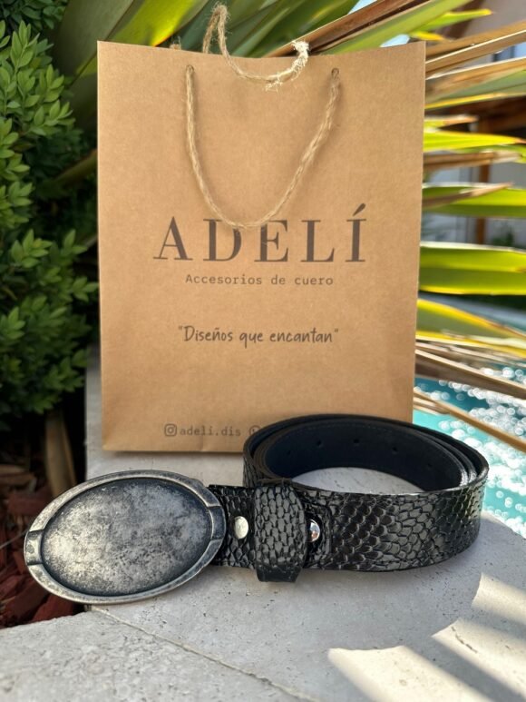 Hebilla diseño ovalada lisa cuero charol negro