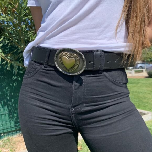 Hebilla diseño corazón dorado esfera plata cuero negro