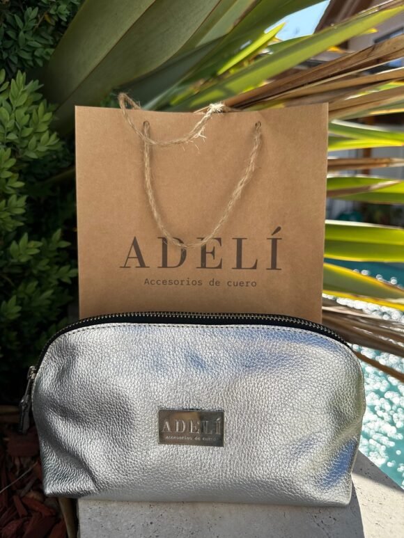 Make up bag cuero plateado